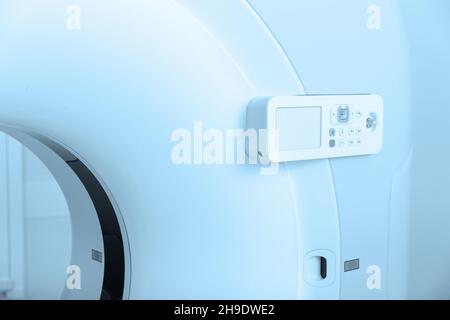 Scansione TC o RM medica nel laboratorio ospedaliero moderno. Interno del reparto di radiografia. Apparecchiature tecnologicamente avanzate in sala bianca Foto Stock