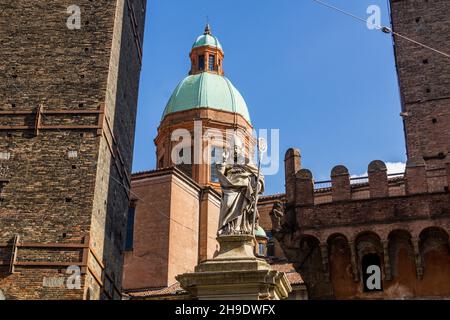 Statua di San Petronio e le due torri di Bologna Foto Stock