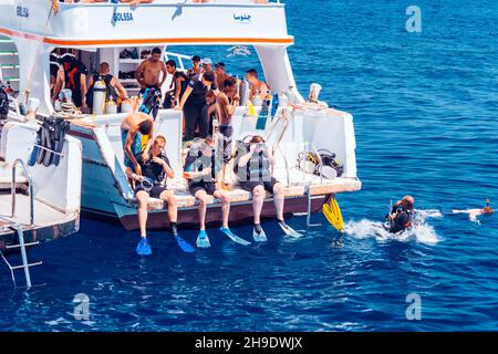 Hurghada, Egitto. 3 agosto 2014 - nave bianca con subacquei ormeggiati vicino ad una barriera corallina Foto Stock