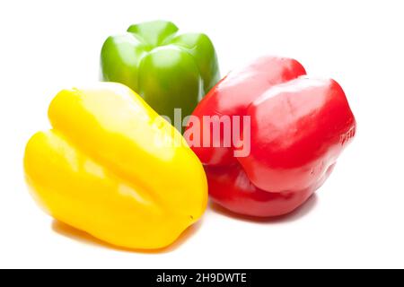 peperoni, tre, rossi, colorati, verdi, giallo, bianco, primo piano, naturalmente, pod, sfondo, cibo, fianco a fianco, vicino insieme, prossimo, in piedi, organico Foto Stock