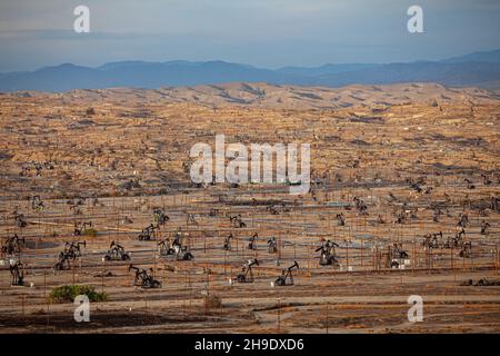 Kern River Oil Field di Bakersfield, è il terzo più grande giacimento petrolifero della California ed è il più denso sviluppo petrolifero operativo dello stato, con o Foto Stock