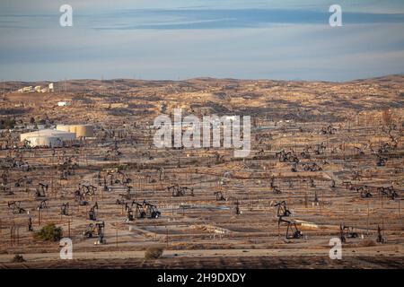 Kern River Oil Field di Bakersfield, è il terzo più grande giacimento petrolifero della California ed è il più denso sviluppo petrolifero operativo dello stato, con o Foto Stock