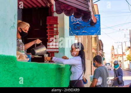La gente cubana compra il succo di zucchero da una piccola impresa privata in città. 6, 2021 Foto Stock
