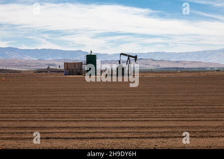 Pozzo di petrolio in campo di coltura di fiati, Arvin, contea di Kern, California, Stati Uniti Foto Stock