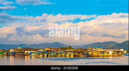 Vecchie barche di pescatori thailandesi e porto industriale nel paradiso tropicale vista panoramica del mare a Bang Rin Ranong Thailandia. Foto Stock