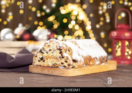 Stollen di Natale su sfondo di legno. Torta Stollen di Natale e bokhe. Tradizionale a mano tedesco stollen natale Foto Stock