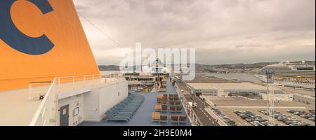 Vista della nave da crociera Costa Neoriviera al terminal del porto di Marsiglia, Francia, 21 aprile 2019. Nave divenne la Aidamira della società Aida i. Foto Stock