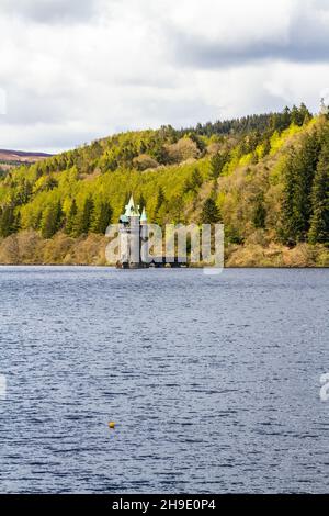 La torre campanaria del lago Llyn Vyrnwy Reservoir, Oswestry, Galles del Nord Foto Stock