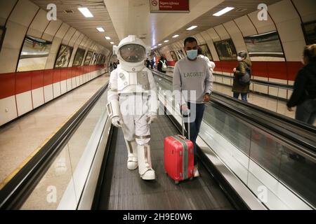 Istanbul, Turchia. 06 dicembre 2021. Un uomo vestito come astronauta è visto alla stazione della metropolitana di Taksim. Un uomo vestito come astronauta ha camminato intorno alle stazioni della metropolitana come parte della promozione della Mostra spaziale della NASA che si terrà a Istanbul. Credit: SOPA Images Limited/Alamy Live News Foto Stock