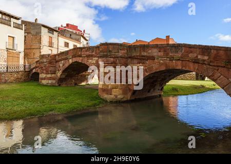 Ponte medievale romanico a Molina de Aragón, Guadalajara, Spagna Foto Stock