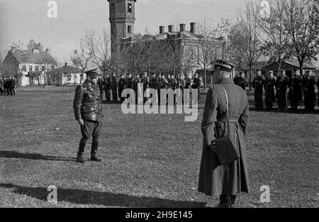 Ciechanów, 1947-10. Zbiórka Ochotniczej Rezerwy Milicji Obywatelskiej (ORMO) z Ciechanowa i okolicznych powiatów. mb/gr PAP Dok³adny dzieñ wydarzenia nieustalony. Ciechanow, ottobre 1947. Un incontro di Riserva volontaria di Milizia dei cittadini (ORMO) da Ciechanow e vicino powiats. mb/gr PAP Foto Stock