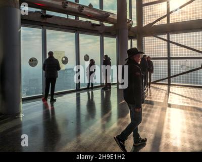 Milano, Lombardia, Italia. Dicembre 2019. Turisti nel punto di vista acrilico dell'edificio lombardo conosciuto come Palazzo Foto Stock