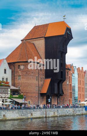 GDANSK, POLONIA - 02 AGOSTO 2017: Zuraw - simbolo della storia marittima di Gdansk - la gru portuale più antica d'Europa, costruita nel 1442-1444 Foto Stock