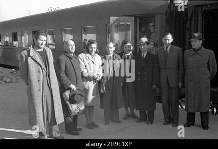 Warszawa, 1947-10. Gruppy polskich literatów przed wyjazdem do Jugos³awii, na dworcu Warszawa G³ówna. NZ. m.in. Adolf Rudnicki (L), Adam Wa¿yk (4L), Tadeusz Borowski (5L), Stanis³aw Piêtak (7L). mb/gr PAP Varsavia, 1947 ottobre. Gruppi di scrittori polacchi prima di partire per la Jugoslavia, presso la stazione ferroviaria di Warszawa Glowna. Nella foto: Adolf Rudnicki (a sinistra), Adam Wazyk (4° a sinistra), Tadeusz Borowski (5° a sinistra), Stanislaw Pietak (7° a sinistra). mb/gr PAP Foto Stock