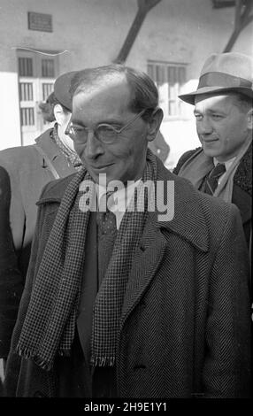 Warszawa, 1947-10. Gruppy polskich literatów przed wyjazdem do Jugos³awii, na dworcu Warszawa G³ówna. NZ. Tadeusz Borowski (P) i Adam Wa¿yk (w okularach). mb/gr PAP Varsavia, 1947 ottobre. Gruppi di scrittori polacchi prima di partire per la Jugoslavia, presso la stazione ferroviaria di Warszawa Glowna. Nella foto: Tadeusz Borowski (a destra) e Adam Wazyk (in occhiali). mb/gr PAP Foto Stock