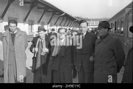 Warszawa, 1947-10. Gruppy polskich literatów przed wyjazdem do Jugos³awii, na dworcu Warszawa G³ówna. NZ. m.in. Adolf Rudnicki (L), Tadeusz Borowski (2L), Adam Wa¿yk (3L), Stanis³aw Piêtak (4L). mb/gr PAP Varsavia, 1947 ottobre. Gruppi di scrittori polacchi prima di partire per la Jugoslavia, presso la stazione ferroviaria di Warszawa Glowna. Nella foto: Adolf Rudnicki (a sinistra), Tadeusz Borowski (2° a sinistra), Adam Wazyk (3° a sinistra), Stanislaw Pietak (4° a sinistra). mb/gr PAP Foto Stock