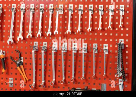 Vecchi attrezzi di riparazione appesi a parete Foto stock - Alamy