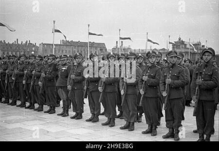 Warszawa, 1947-10-04. Apel poleg³ych na placu Zwyciêstwa z okazji trzeciej rocznicy powstania Milicji Obywatelskiej (MO). W uroczystoœci wziê³a udzia³ delegacja Policji Czechos³owackiej z zastêpc¹ komendanta g³ównego pp³k. Frankiem na czele. NZ. oddzia³y Milicji Obywatelskiej na placu Zwyciêstwa. wb/gr PAP Varsavia, 4 ottobre 1947. Appello di un rotolo di onore su piazza Zwyciestwa per celebrare il terzo anniversario della milizia del cittadino. Alla cerimonia ha partecipato una delegazione della polizia della Cecoslovacchia guidata dal vicecapo della polizia Lt col Frank. Nella foto: Unità di milizia del cittadino su Zyciestwa Squar Foto Stock