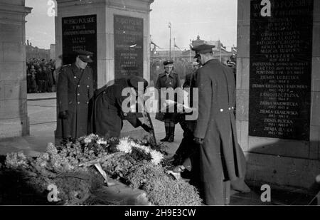 Warszawa, 1947-10-04. Apel poleg³ych na placu Zwyciêstwa z okazji trzeciej rocznicy powstania Milicji Obywatelskiej (MO). W uroczystoœci wziê³a udzia³ delegacja Policji Czechos³owackiej z zastêpc¹ komendanta g³ównego pp³k. Frankiem na czele. NZ. Delegacja czechos³owacka sk³ada wieniec na Gribie Nieznanego ¯o³nierza. wb/gr PAP Varsavia, 4 ottobre 1947. Appello di un rotolo di onore su Piazza Zwyciestwa per celebrare il 3 ° anniversario della milizia del cittadino (MO). Alla cerimonia ha partecipato una delegazione della polizia della Cecoslovacchia guidata dal vicecapo della polizia Lt col Frank. Nella foto: Cecoslovacchia Foto Stock