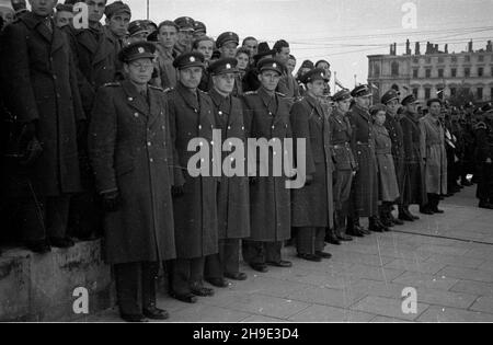 Warszawa, 1947-10-04. Apel poleg³ych na placu Zwyciêstwa z okazji trzeciej rocznicy powstania Milicji Obywatelskiej (MO). W uroczystoœci wziê³a udzia³ delegacja Policji Czechos³owackiej z zastêpc¹ komendanta g³ównego pp³k. Frankiem na czele. NZ. Delegacja czechos³owacka bior¹ca udzia³ p apelu. wb/gr PAP Varsavia, 4 ottobre 1947. Appello di un rotolo di onore su Piazza Zwyciestwa per celebrare il 3 ° anniversario della milizia del cittadino (MO). Alla cerimonia ha partecipato una delegazione della polizia della Cecoslovacchia guidata dal vicecapo della polizia Lt col Frank. Nella foto: Delegazione della Cecoslovacchia. wb/gr PAP Foto Stock