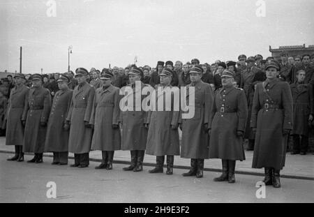 Warszawa, 1947-10-04. Apel poleg³ych na placu Zwyciêstwa z okazji trzeciej rocznicy powstania Milicji Obywatelskiej (MO). W uroczystoœci wziê³a udzia³ delegacja Policji Czechos³owackiej z zastêpc¹ komendanta g³ównego pp³k. Frankiem na czele. Ficerowie bior¹cy udzia³ l uroczystoœciach. wb/gr PAP Varsavia, 4 ottobre 1947. Appello di un rotolo di onore su Piazza Zwyciestwa per celebrare il 3 ° anniversario della milizia del cittadino (MO). Alla cerimonia ha partecipato una delegazione della polizia della Cecoslovacchia guidata dal vicecapo della polizia Lt col Frank. Nella foto: Ufficiali che prendono parte alle cerimonie. wb Foto Stock