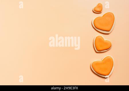 Biscotti del giorno di San Valentino di forma cardiaca Foto Stock