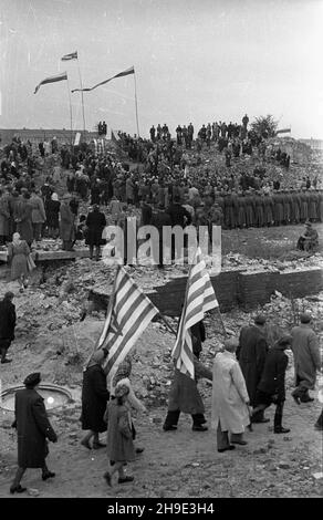 Warszawa, 1947-10-05. Inauguracja Tygodnia WiêŸnia Politycznego Msz¹ Œwiêt¹ w ruinach na Pawiaku. wb/gr PAP Varsavia, 5 ottobre 1947. Una Santa Messa inaugura la settimana di un prigioniero politico nelle rovine della prigione di Pawiak. wb/gr PAP Foto Stock