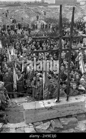 Warszawa, 1947-10-05. Inauguracja Tygodnia WiêŸnia Politycznego Msz¹ Œwiêt¹ w ruinach na Pawiaku. W tle gruzowisko getta warszawskiego. wb/gr PAP Varsavia, 5 ottobre 1947. Una Santa Messa inaugura la settimana di un prigioniero politico nelle rovine della prigione di Pawiak. Sullo sfondo le rovine del Ghetto di Varsavia. wb/gr PAP Foto Stock