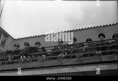 Warszawa, 1947-10-05. Mecz bokserski pomiêdzy reprezentacj¹ Milicji Obywatelskiej, a reprezentacj¹ Policji Czechos³owackiej. Spotkanie zgromadzi³o ok. 10 tys. widzów. NZ. Policjanci z Czechos³owacji ogl¹daj¹ zawody. wb/gr PAP Varsavia, 5 ottobre 1947. Una partita di boxe tra la rappresentanza della milizia del cittadino e la rappresentanza della polizia cecoslovacca. La partita ha attirato circa 10 mila spettatori. Nella foto: Poliziotti della Cecoslovacchia che guardano la partita. wb/gr PAP Foto Stock