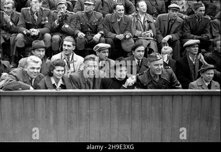 Warszawa, 1947-10-05. Mecz bokserski pomiêdzy reprezentacj¹ Milicji Obywatelskiej, a reprezentacj¹ Policji Czechos³owackiej. Spotkanie zgromadzi³o ok. 10 tys. widzów. NZ. publicznoœæ ogl¹daj¹ca zmagania zawodników. wb/gr PAP Varsavia, 5 ottobre 1947. Una partita di boxe tra la rappresentanza della milizia del cittadino e la rappresentanza della polizia cecoslovacca. La partita ha attirato circa 10 mila spettatori. Nella foto: Il pubblico che guarda la partita. wb/gr PAP Foto Stock