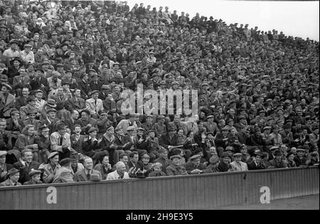 Warszawa, 1947-10-05. Mecz bokserski pomiêdzy reprezentacj¹ Milicji Obywatelskiej, a reprezentacj¹ Policji Czechos³owackiej. Spotkanie zgromadzi³o ok. 10 tys. widzów. NZ. publicznoœæ ogl¹daj¹ca zmagania zawodników. wb/gr PAP Varsavia, 5 ottobre 1947. Una partita di boxe tra la rappresentanza della milizia del cittadino e la rappresentanza della polizia cecoslovacca. La partita ha attirato circa 10 mila spettatori. Nella foto: Il pubblico che guarda la partita. wb/gr PAP Foto Stock