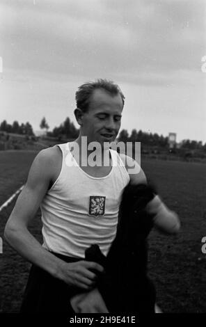 Warszawa, 1947-10-05. Zawody sportowe z okazji œwiêta Milicji Obywatelskiej na stadionie Legii przy ulicy £azienkowskiej z udzia³em lekkoatletów z Czechos³owacji. NZ. Emil Zátopek przed startem do biegu na 5000 m. wb/gr PAP Varsavia, 5 ottobre 1947. Concorso sportivo il giorno della Militia dei cittadini sullo stadio Legia in via Lazienkowska con la partecipazione di atlanti della Cecoslovacchia. Nella foto: Emil Zátopek prima di un inizio di una gara di 5000 metri. wb/gr PAP Foto Stock