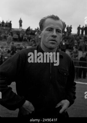 Warszawa, 1947-10-05. Zawody sportowe z okazji œwiêta Milicji Obywatelskiej na stadionie Legii przy ulicy £azienkowskiej z udzia³em lekkoatletów z Czechos³owacji. NZ. Emil Zátopek przed biegiem na 5000 m. wb/gr PAP Varsavia, 5 ottobre 1947. Concorso sportivo il giorno della Militia dei cittadini sullo stadio Legia in via Lazienkowska con la partecipazione di atlanti della Cecoslovacchia. Nella foto: Emil Zátopek prima di un inizio di una gara di 5000 metri. wb/gr PAP Foto Stock