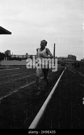 Warszawa, 1947-10-05. Zawody sportowe z okazji œwiêta Milicji Obywatelskiej na stadionie Legii przy ulicy £azienkowskiej z udzia³em lekkoatletów z Czechos³owacji. NZ. Emil Zátopek podczas biegu na 5000 m. wb/gr PAP Varsavia, 5 ottobre 1947. Concorso sportivo il giorno della Militia dei cittadini sullo stadio Legia in via Lazienkowska con la partecipazione di atlanti della Cecoslovacchia. Nella foto: Emil Zátopek durante una gara di 5000 metri. wb/gr PAP Foto Stock