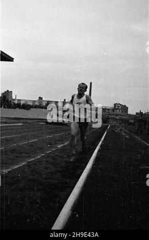 Warszawa, 1947-10-05. Zawody sportowe z okazji œwiêta Milicji Obywatelskiej na stadionie Legii przy ulicy £azienkowskiej z udzia³em lekkoatletów z Czechos³owacji. NZ. Emil Zátopek podczas biegu na 5000 m. wb/gr PAP Varsavia, 5 ottobre 1947. Concorso sportivo il giorno della Militia dei cittadini sullo stadio Legia in via Lazienkowska con la partecipazione di atlanti della Cecoslovacchia. Nella foto: Emil Zátopek durante una gara di 5000 metri. wb/gr PAP Foto Stock