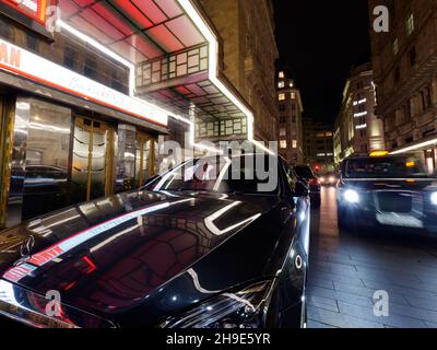 Londra, Grande Londra, Inghilterra, 04 2021 dicembre: Taxi Rank di notte fuori dal Savoy Hotel sullo Strand. Foto Stock