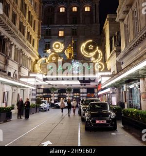 Londra, Grande Londra, Inghilterra, 04 2021 dicembre: Taxi Rank e l'ingresso alla Savoia a Natale di notte. Un hotel di lusso sullo Strand. Foto Stock