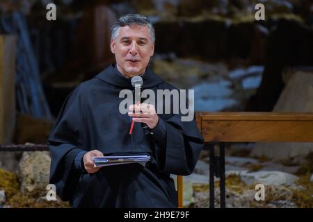 I cantautori italiani al Bano Carrisi (L) parlano di San Francesco alla manifestazione del Santuario di Greccio per il centenario della rivista San Francesco di Rieti, Italia, il 4 dicembre 2021.oltre al vescovo di Rieti, Domenico Pompili, Al dialogo sul tema della 'rinascita' ha partecipato il Guardiano del Santuario del primo Presepe, Padre Carlo Serri, sindaco della città, Emiliano Fabi. L'evento è stato ospitato dal direttore della rivista mensile francescana, Padre Enzo fortunato (nella foto). (Foto di Riccardo Fabi/Pacific Press/Sipa USA) Foto Stock