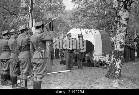 Warszawa, 1947-10-12. Uroczysty pogrzeb: Poety i dzia³acza komunistycznego kpt. Lucjana Szenwalda i przedwojennego dzia³acza Zwi¹zku Nauczycielstwa Polskiego mjr. Felicjana £ysakowskiego na Cmentarzu Wojskowym na Pow¹zkach. honorów. Oddanie NZ. wb/gr PAP Varsavia, 12 ottobre 1947. Il funerale cerimoniale del poeta e attivista comunista Capitan Lucjan Szenwald e attivista pre-bellico dell'Unione degli insegnanti polacchi maggiore Felicjan Lysakowski sulla Cementeria militare di Powazki. Nella foto: La guardia d'onore alle casse coperte con bandiera rosso-bianca. wb/gr PAP Foto Stock