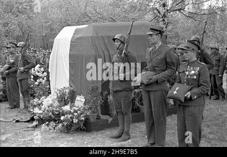 Warszawa, 1947-10-12. Uroczysty pogrzeb: Poety i dzia³acza komunistycznego kpt. Lucjana Szenwalda i przedwojennego dzia³acza Zwi¹zku Nauczycielstwa Polskiego mjr. Felicjana £ysakowskiego na Cmentarzu Wojskowym na Pow¹zkach. NZ. warta honorowa przy trumnach przykrytych bia³o-czerwon¹ flag¹ i ¿o³nierze trzymaj¹cy odznaczenia zmar³ych. wb/gr PAP Varsavia, 12 ottobre 1947. Il funerale cerimoniale del poeta e attivista comunista Capitan Lucjan Szenwald e attivista pre-bellico dell'Unione degli insegnanti polacchi maggiore Felicjan Lysakowski sulla Cementeria militare di Powazki. Nella foto: La guardia d'onore a bare Foto Stock