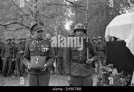 Warszawa, 1947-10-12. Uroczysty pogrzeb: Poety i dzia³acza komunistycznego kpt. Lucjana Szenwalda i przedwojennego dzia³acza Zwi¹zku Nauczycielstwa Polskiego mjr. Felicjana £ysakowskiego na Cmentarzu Wojskowym na Pow¹zkach. NZ. warta honorowa przy trumnach przykrytych bia³o-czerwon¹ flag¹. Z lewej ¿o³nierz trzyma odznaczenie Felicjana £yskiego. wb/gr PAP Varsavia, 12 ottobre 1947. Il funerale cerimoniale del poeta e attivista comunista Capitan Lucjan Szenwald e attivista pre-bellico dell'Unione degli insegnanti polacchi maggiore Felicjan Lysakowski sulla Cementeria militare di Powazki. Nella foto: L'onore Foto Stock