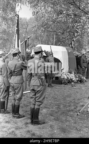 Warszawa, 1947-10-12. Uroczysty pogrzeb: Poety i dzia³acza komunistycznego kpt. Lucjana Szenwalda i przedwojennego dzia³acza Zwi¹zku Nauczycielstwa Polskiego mjr. Felicjana £ysakowskiego na Cmentarzu Wojskowym na Pow¹zkach. honorów. Oddanie NZ. wb/gr PAP Varsavia, 12 ottobre 1947. Il funerale cerimoniale del poeta e attivista comunista Capitan Lucjan Szenwald e attivista pre-bellico dell'Unione degli insegnanti polacchi maggiore Felicjan Lysakowski sulla Cementeria militare di Powazki. Nella foto: La guardia d'onore alle casse coperte con bandiera rosso-bianca. wb/gr PAP Foto Stock