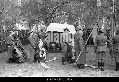 Warszawa, 1947-10-12. Uroczysty pogrzeb: Poety i dzia³acza komunistycznego kpt. Lucjana Szenwalda i przedwojennego dzia³acza Zwi¹zku Nauczycielstwa Polskiego mjr. Felicjana £ysakowskiego na Cmentarzu Wojskowym na Pow¹zkach. NZ. Delegacje z wieñcami. wb/gr PAP Varsavia, 12 ottobre 1947. Il funerale cerimoniale del poeta e attivista comunista Capitan Lucjan Szenwald e attivista pre-bellico dell'Unione degli insegnanti polacchi maggiore Felicjan Lysakowski sulla Cementeria militare di Powazki. Nella foto: Delegazioni con corone. wb/gr PAP Foto Stock