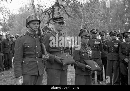 Warszawa, 1947-10-12. Uroczysty pogrzeb: Poety i dzia³acza komunistycznego kpt. Lucjana Szenwalda i przedwojennego dzia³acza Zwi¹zku Nauczycielstwa Polskiego mjr. Felicjana £ysakowskiego na Cmentarzu Wojskowym na Pow¹zkach. NZ. ¿o³nierze trzymaj¹ odznaczenia Lucjana Szenwalda. wb/gr PAP Varsavia, 12 ottobre 1947. Il funerale cerimoniale del poeta e attivista comunista Capitan Lucjan Szenwald e attivista pre-bellico dell'Unione degli insegnanti polacchi maggiore Felicjan Lysakowski sulla Cementeria militare di Powazki. Nella foto: Soldati che detengono le medaglie di Lucjan Szenwald. wb/gr PAP Foto Stock