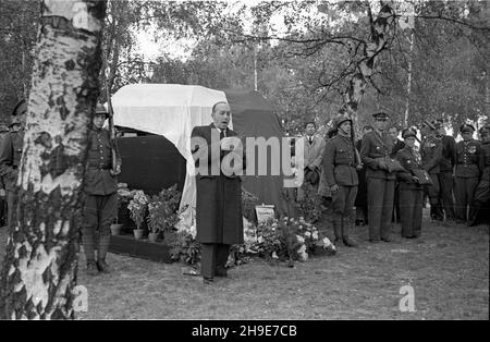 Warszawa, 1947-10-12. Uroczysty pogrzeb: Poety i dzia³acza komunistycznego kpt. Lucjana Szenwalda i przedwojennego dzia³acza Zwi¹zku Nauczycielstwa Polskiego mjr. Felicjana £ysakowskiego na Cmentarzu Wojskowym na Pow¹zkach. NZ. przemówienie wiceministra kultury i sztuki Leona Kruczkowskiego. wb/gr PAP Varsavia, 12 ottobre 1947. Il funerale cerimoniale del poeta e attivista comunista Capitan Lucjan Szenwald e attivista pre-bellico dell'Unione degli insegnanti polacchi maggiore Felicjan Lysakowski sulla Cementeria militare di Powazki. Nella foto: Discorso del Vice Ministro della Cultura e dell'Arte Leon Kruczkowski. wb/gr Foto Stock