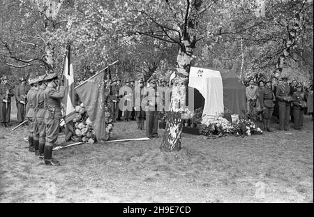 Warszawa, 1947-10-12. Uroczysty pogrzeb: Poety i dzia³acza komunistycznego kpt. Lucjana Szenwalda i przedwojennego dzia³acza Zwi¹zku Nauczycielstwa Polskiego mjr. Felicjana £ysakowskiego na Cmentarzu Wojskowym na Pow¹zkach. honorów. Oddanie NZ. wb/gr PAP Varsavia, 12 ottobre 1947. Il funerale cerimoniale del poeta e attivista comunista Capitan Lucjan Szenwald e attivista pre-bellico dell'Unione degli insegnanti polacchi maggiore Felicjan Lysakowski sulla Cementeria militare di Powazki. Nella foto: La guardia d'onore alle casse coperte con bandiera rosso-bianca. wb/gr PAP Foto Stock