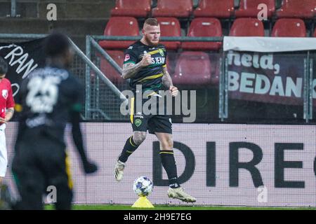 DEN HAAG, PAESI BASSI - 6 DICEMBRE: Thomas Verheydt di ADO Den Haag festeggia dopo aver segnato il terzo gol delle sue squadre durante la partita olandese Keukenkampioendivisie tra FC Utrecht U21 e ADO Den Haag al Cars Jeans Stadium il 6 dicembre 2021 a Den Haag, Paesi Bassi (Foto di Joris Verwijst/Orange Pictures) Foto Stock