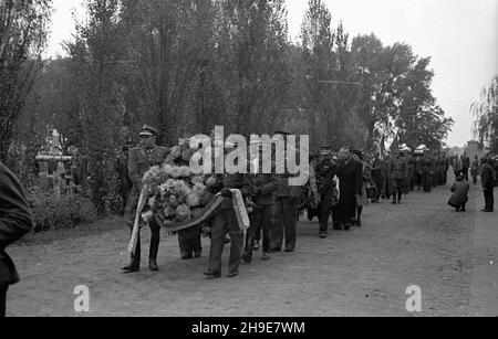 Warszawa, 1947-10-12. Uroczysty pogrzeb: Poety i dzia³acza komunistycznego kpt. Lucjana Szenwalda i przedwojennego dzia³acza Zwi¹zku Nauczycielstwa Polskiego mjr. Felicjana £ysakowskiego na Cmentarzu Wojskowym na Pow¹zkach. ¿o³nierzy. Kondukt NZ. wb/gr PAP Varsavia, 12 ottobre 1947. Il funerale del poeta e attivista comunista Capitain Lucjan Szenwald e attivista prima della seconda Guerra Mondiale dell'Unione degli insegnanti polacchi maggiore Felicjan Lysakowski al cimitero militare di Powazki. Nella foto: La processione funebre. wb/gr PAP Foto Stock