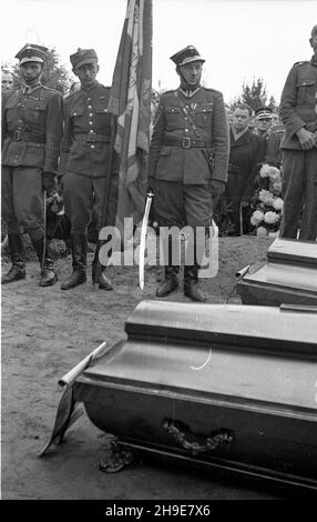 Warszawa, 1947-10-12. Uroczysty pogrzeb: Poety i dzia³acza komunistycznego kpt. Lucjana Szenwalda i przedwojennego dzia³acza Zwi¹zku Nauczycielstwa Polskiego mjr. Felicjana £ysakowskiego na Cmentarzu Wojskowym na Pow¹zkach. NZ. przy trombnach ¿o³nierze z pocztem sztandarowym. wb/gr PAP Varsavia, 12 ottobre 1947. Il funerale del poeta e attivista comunista Capitain Lucjan Szenwald e attivista prima della seconda Guerra Mondiale dell'Unione degli insegnanti polacchi maggiore Felicjan Lysakowski al cimitero militare di Powazki. Nella foto: La processione funebre. Alle casse soldati con il partito colorato. wb/gr PAP Foto Stock