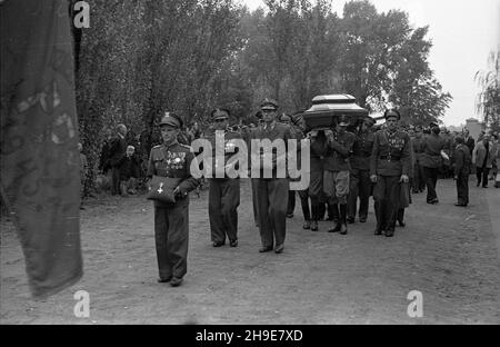 Warszawa, 1947-10-12. Uroczysty pogrzeb: Poety i dzia³acza komunistycznego kpt. Lucjana Szenwalda i przedwojennego dzia³acza Zwi¹zku Nauczycielstwa Polskiego mjr. Felicjana £ysakowskiego na Cmentarzu Wojskowym na Pow¹zkach. ¿o³nierzy. Kondukt NZ. wb/gr PAP Varsavia, 12 ottobre 1947. Il funerale del poeta e attivista comunista Capitain Lucjan Szenwald e attivista prima della seconda Guerra Mondiale dell'Unione degli insegnanti polacchi maggiore Felicjan Lysakowski al cimitero militare di Powazki. Nella foto: La processione funebre. wb/gr PAP Foto Stock